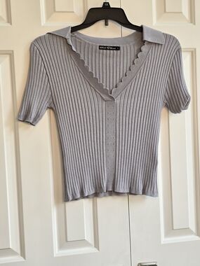 Attitude Unknown Scalloped Ribbed Knit V-Neck Top - Light Gray
